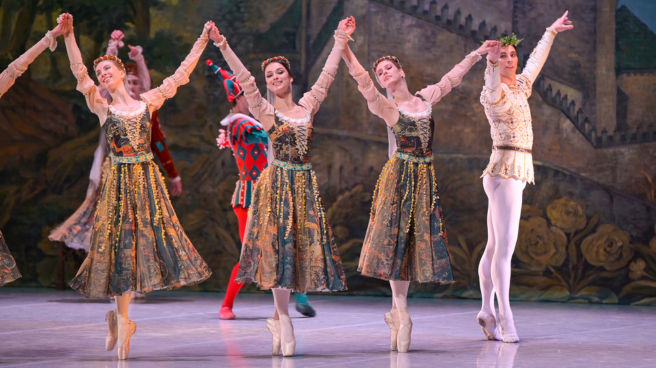 Performing Dancers